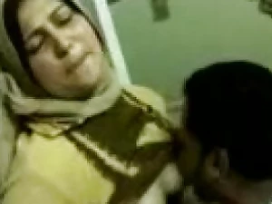 Bosomy Egyptian cougar on touching hijab romped